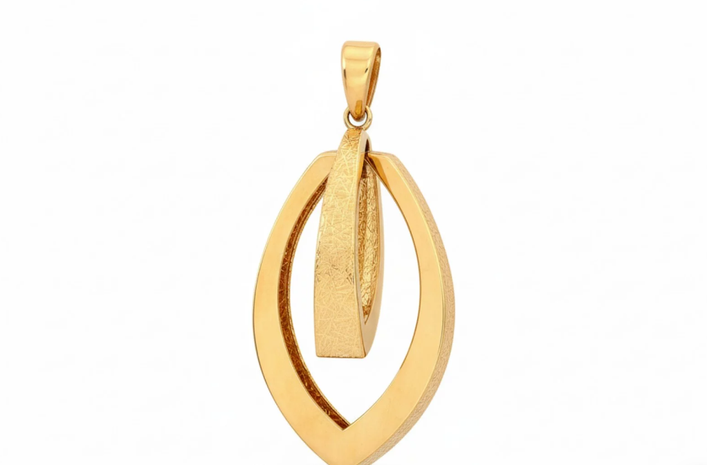 Zlatý prívesok Élisse Aura zaujme prepracovaným dvojitým oválnym dizajnom a jemnou textúrou, ktorá zachytáva svetlo pri každom pohybe. Elegantný šperk pre ženy, ktoré milujú nadčasový luxus.