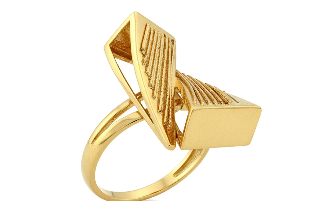 Dizajnový zlatý prsteň Aurion Prisma očarí geometrickými líniami a precíznym rytým detailom. Výrazný moderný šperk pre ženy, ktoré milujú jedinečný štýl a luxusný minimalizmus.