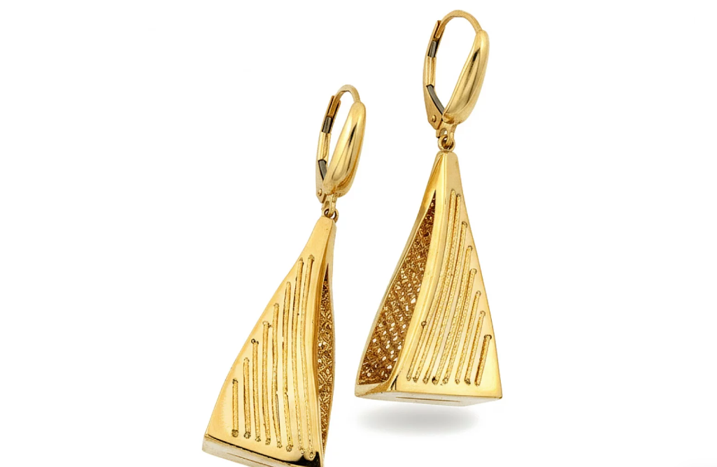 Dizajnové zlaté náušnice Aurion Prisma zaujmú geometrickým tvarom a jemným lineárnym gravírovaním. Výrazný moderný šperk pre ženy, ktoré milujú jedinečný štýl a luxusný minimalizmus.