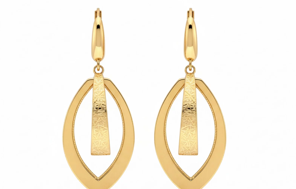 Luxusné zlaté náušnice Élisse Aura očaria prepracovaným vrstveným oválnym dizajnom a jemnou textúrou, ktorá zachytáva svetlo pri každom pohybe. Elegantný šperk pre ženy milujúce nadčasový štýl.