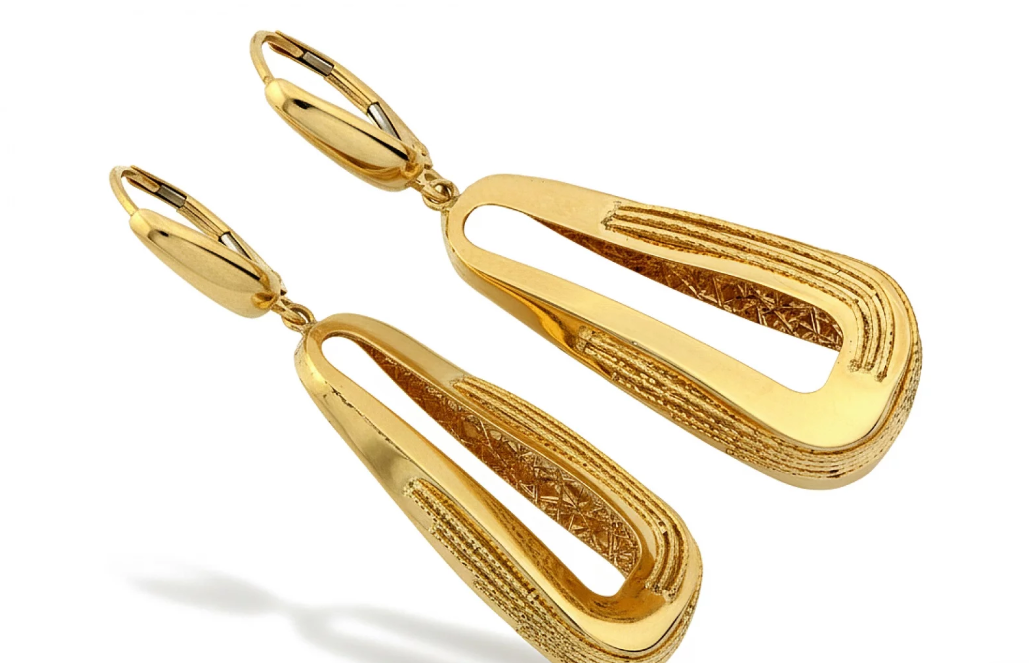 Luxusné zlaté náušnice Veloura Loop zaujmú plynulým oválnym dizajnom a jemným lineárnym gravírovaním. Výrazný moderný šperk pre ženy, ktoré milujú eleganciu a jedinečný štýl.