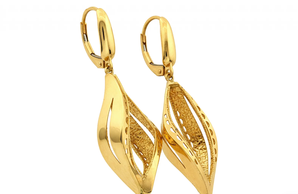 Luxusné zlaté náušnice Lunaria Élégance očaria organickým tvarom listu a jemným perforovaným detailom, ktorý zachytáva svetlo pri každom pohybe. Elegantný šperk pre ženy milujúce nadčasový štýl.