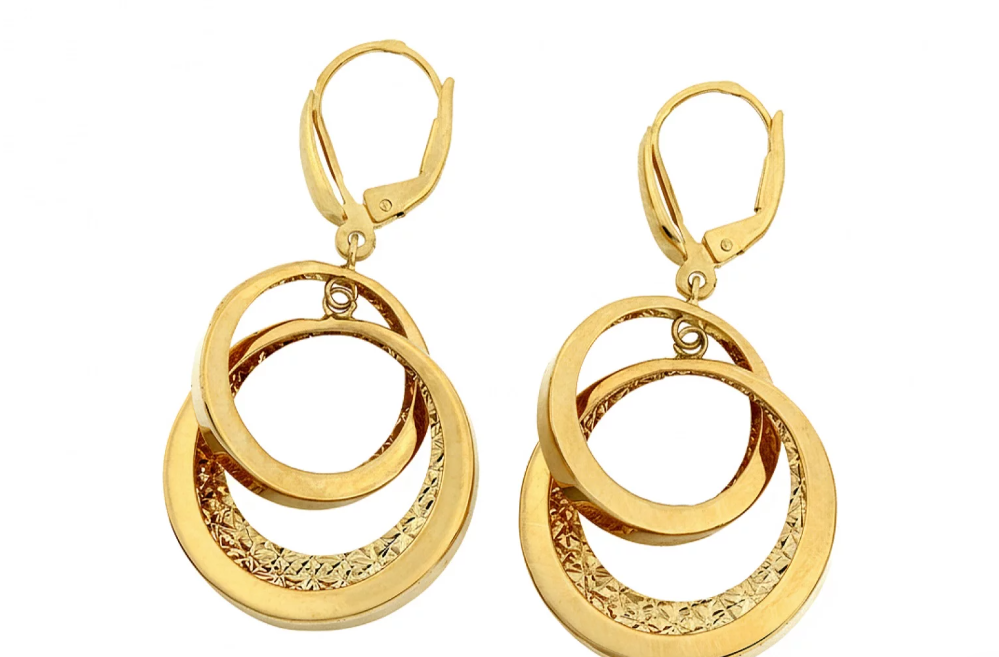 Luxusné zlaté náušnice Eterna Duo s prepleteným kruhovým dizajnom symbolizujú spojenie, eleganciu a nadčasový luxus. Výrazný šperk, ktorý okamžite upúta pozornosť.